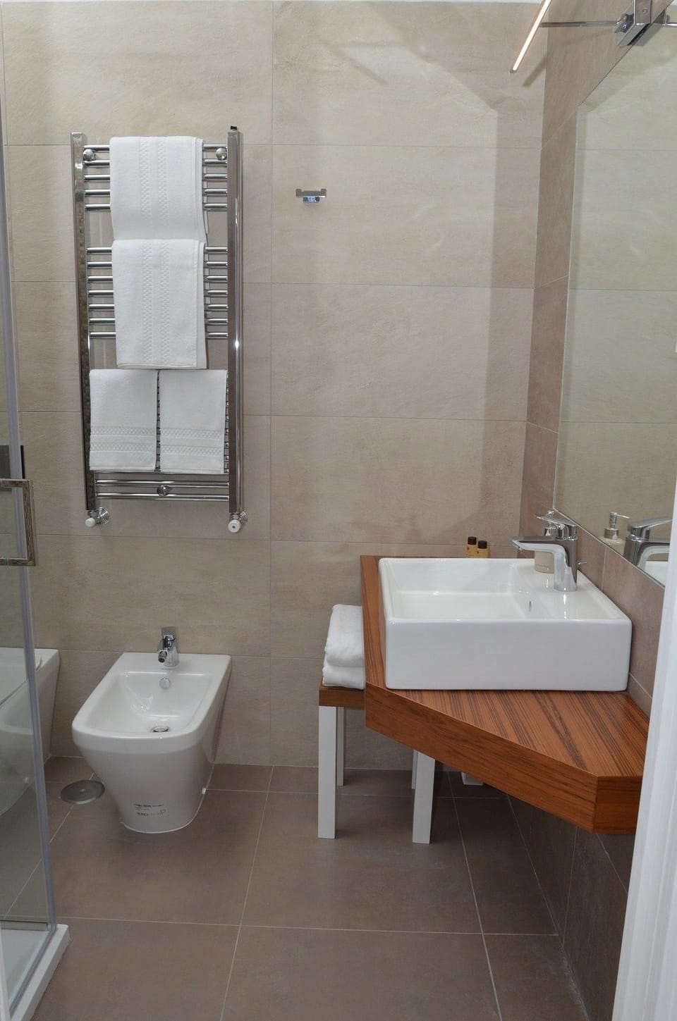 Shower, rainfall showerhead, free toiletries, hair dryer