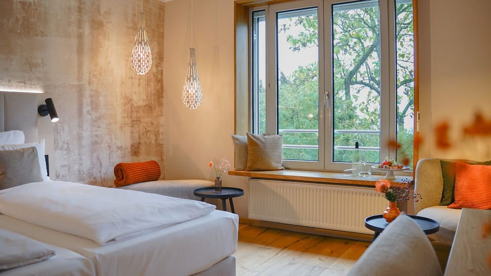 natur.plus | Desk, laptop workspace, blackout drapes, iron/ironing board