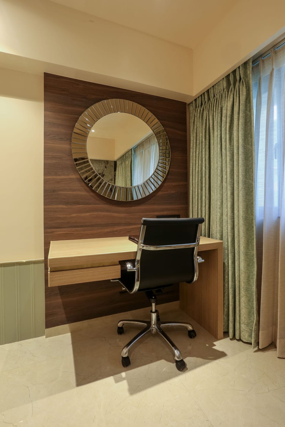 Club Room | Minibar, in-room safe, desk, soundproofing