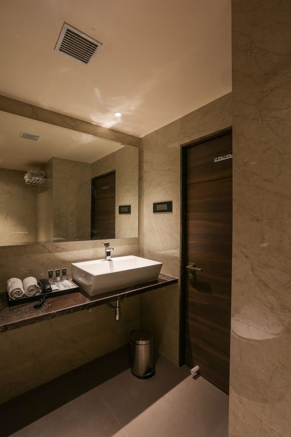 Club Room | Bathroom | Shower, rainfall showerhead, designer toiletries, hair dryer