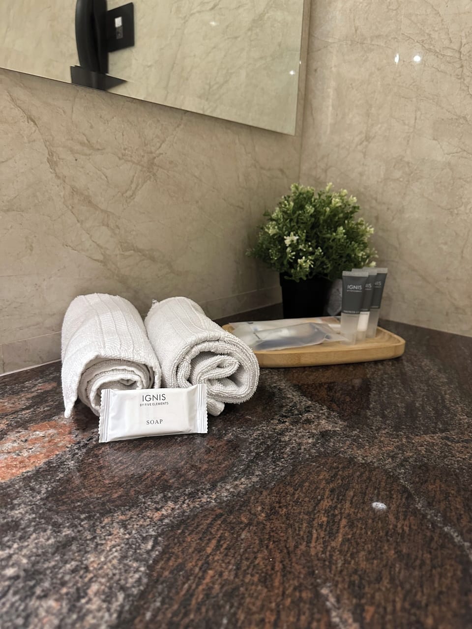 Club Room | Minibar, in-room safe, desk, soundproofing