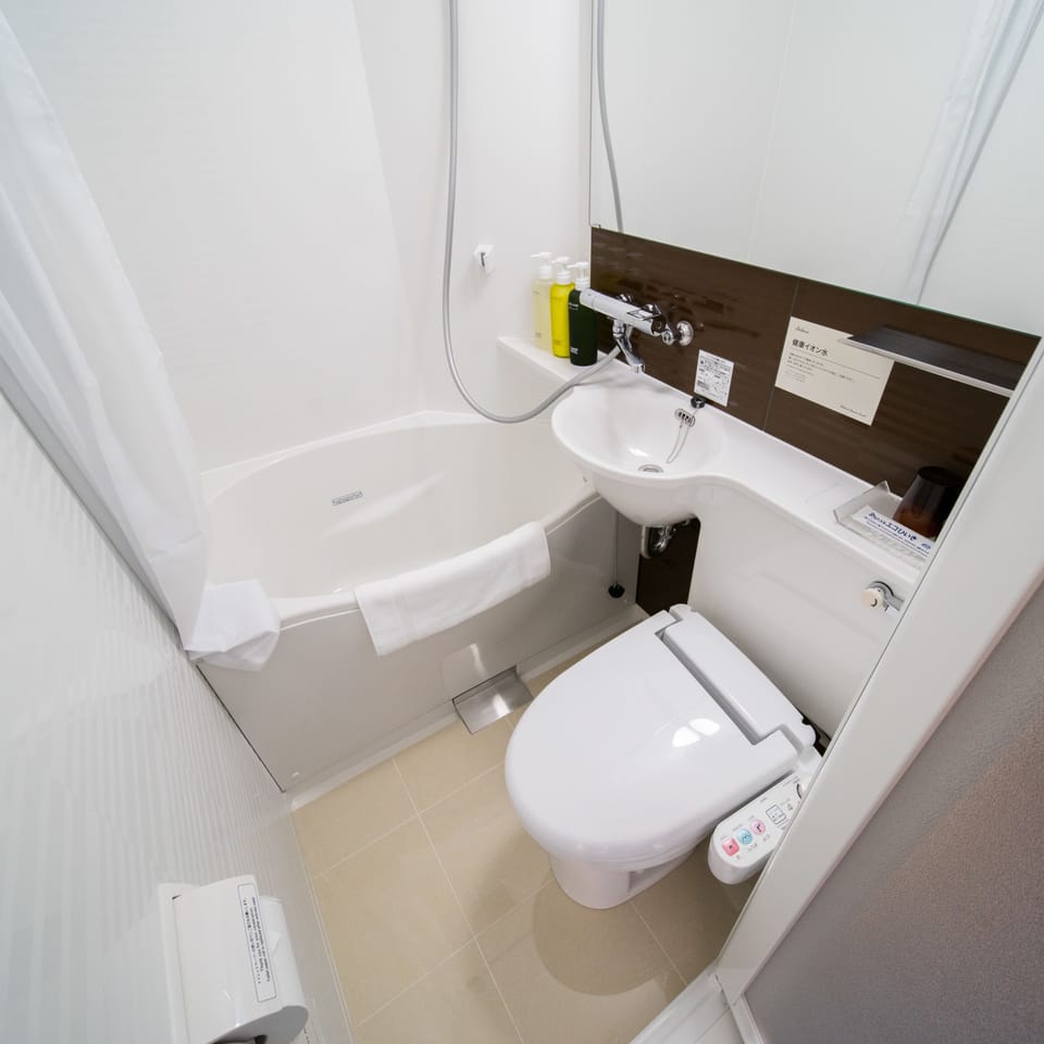Combined shower/tub, free toiletries, slippers, bidet