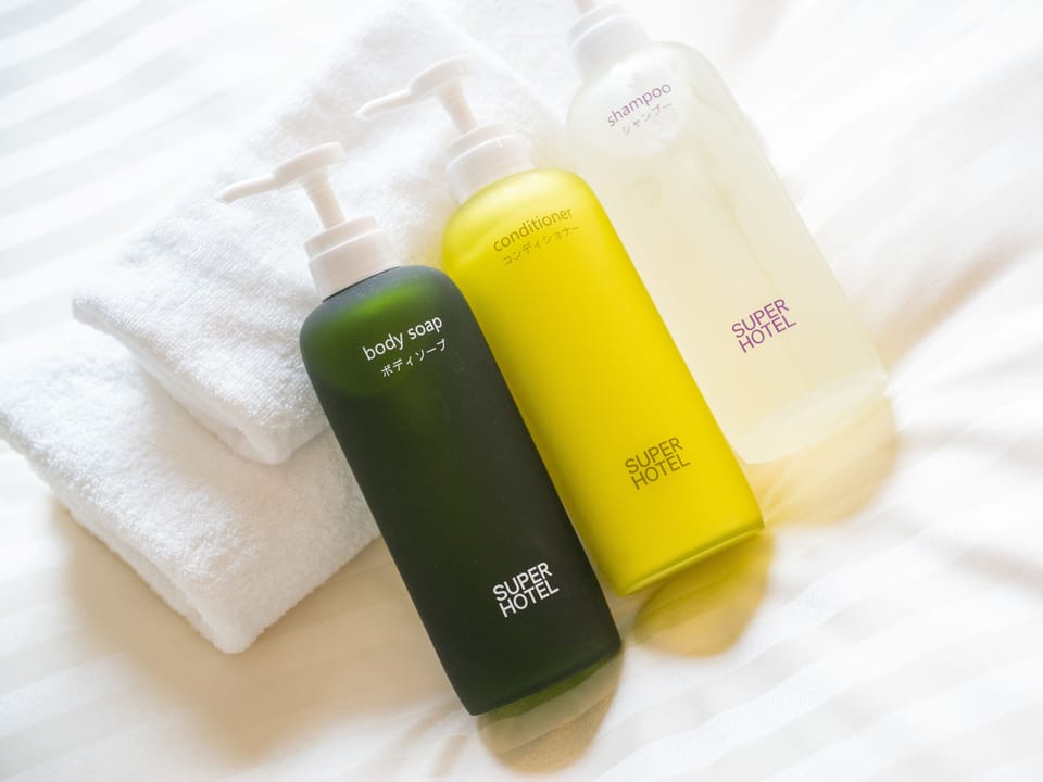 Combined shower/tub, free toiletries, slippers, bidet