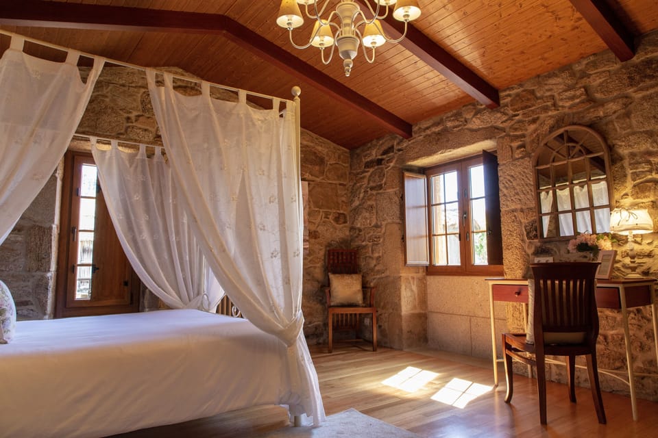 Deluxe Double Room, 1 Queen Bed (4) | Desk, soundproofing, free WiFi, bed sheets