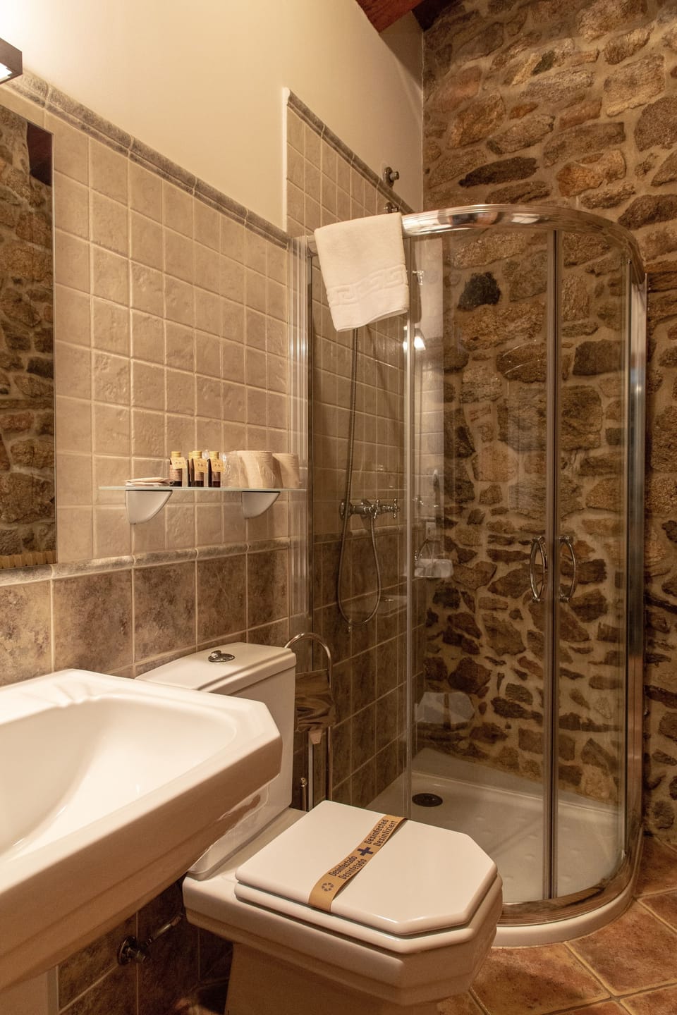 Double Room, 1 Queen Bed (1) | Bathroom | Hair dryer, towels, soap, shampoo