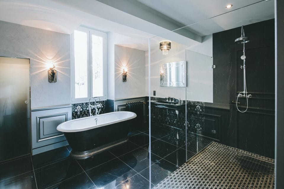 Suite (de Paul Riquet) | Bathroom | Separate tub and shower, deep soaking tub, rainfall showerhead