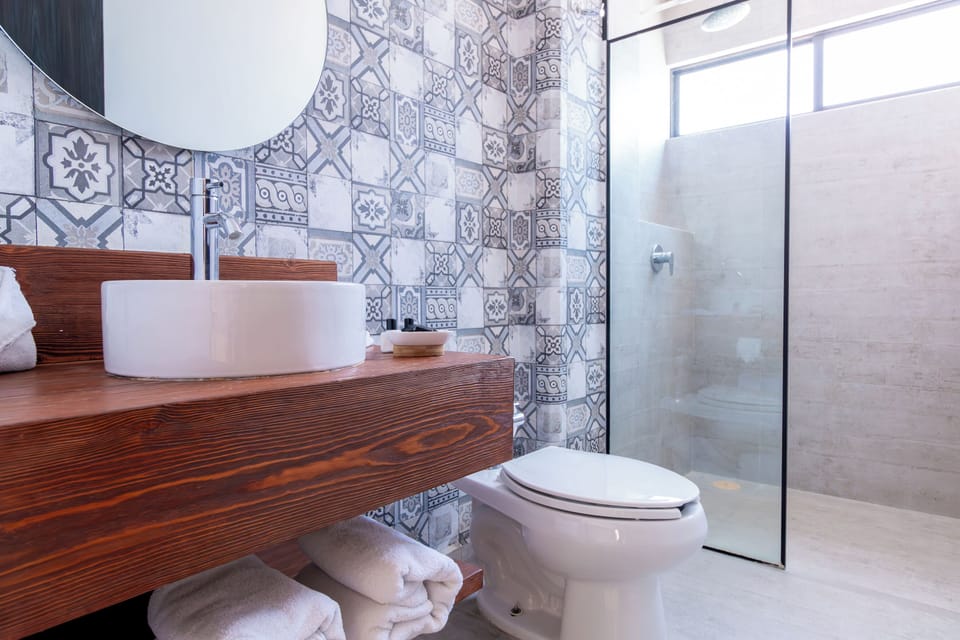 Business Suite | Bathroom | Shower, hair dryer, towels, soap