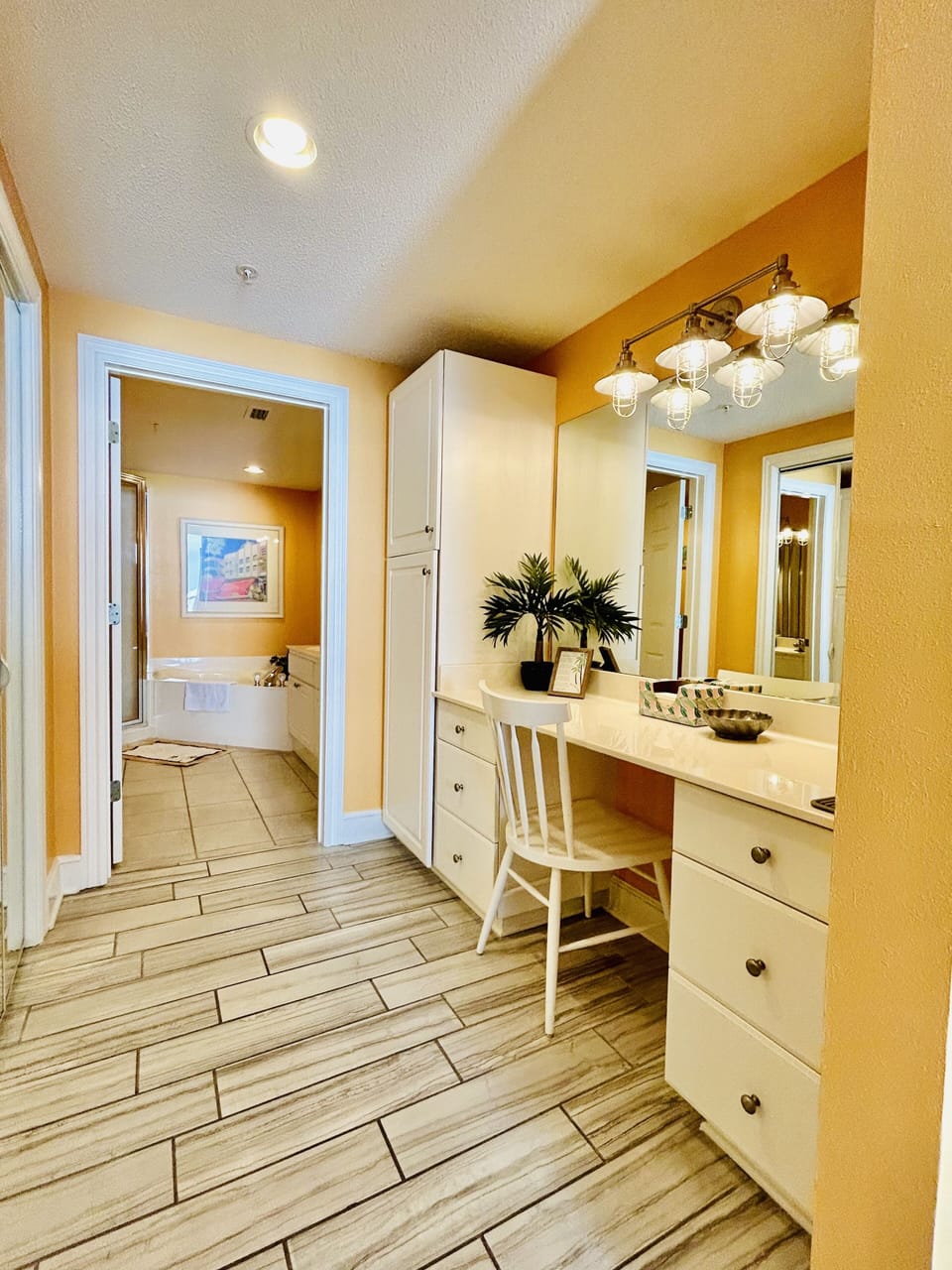 Master bedroom entrance to en suite bathroom