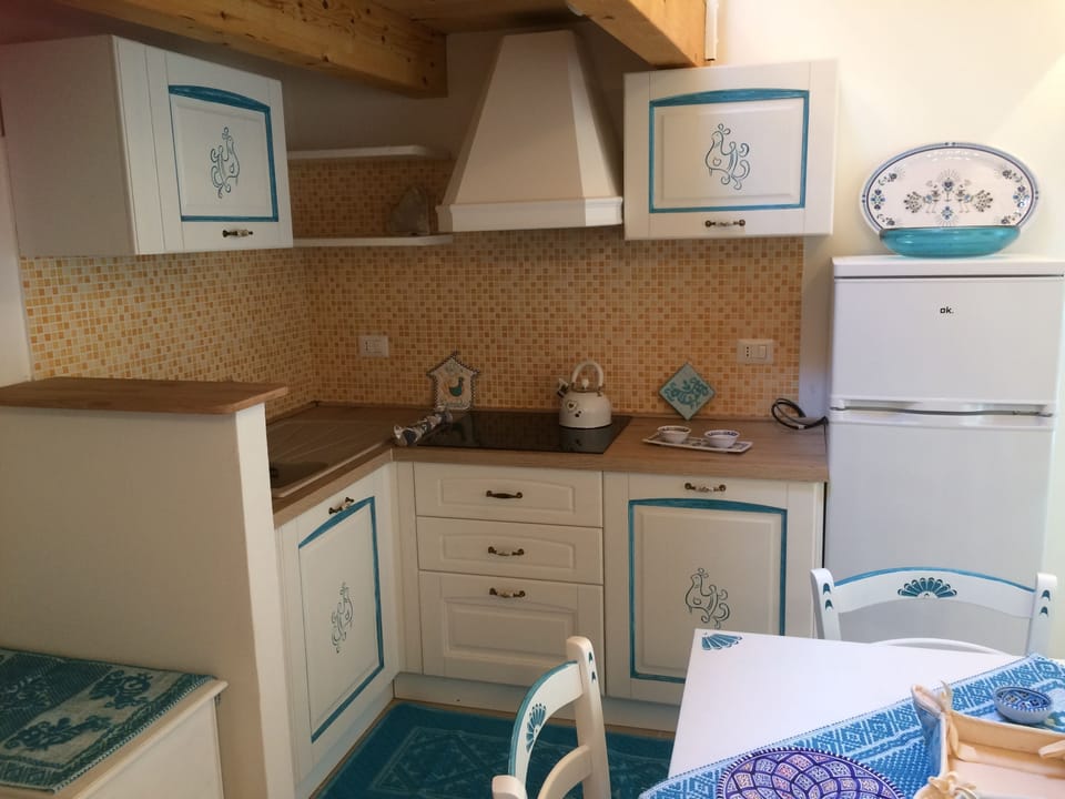 Studio | Private kitchen | Fridge, microwave, stovetop, cookware/dishes/utensils