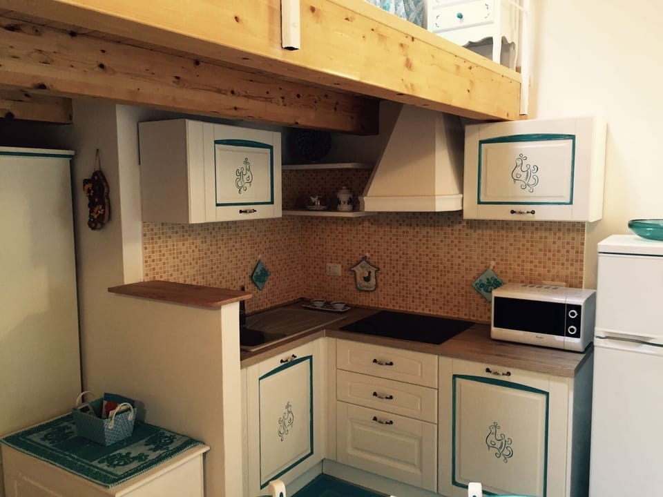 Studio | Private kitchen | Fridge, microwave, stovetop, cookware/dishes/utensils