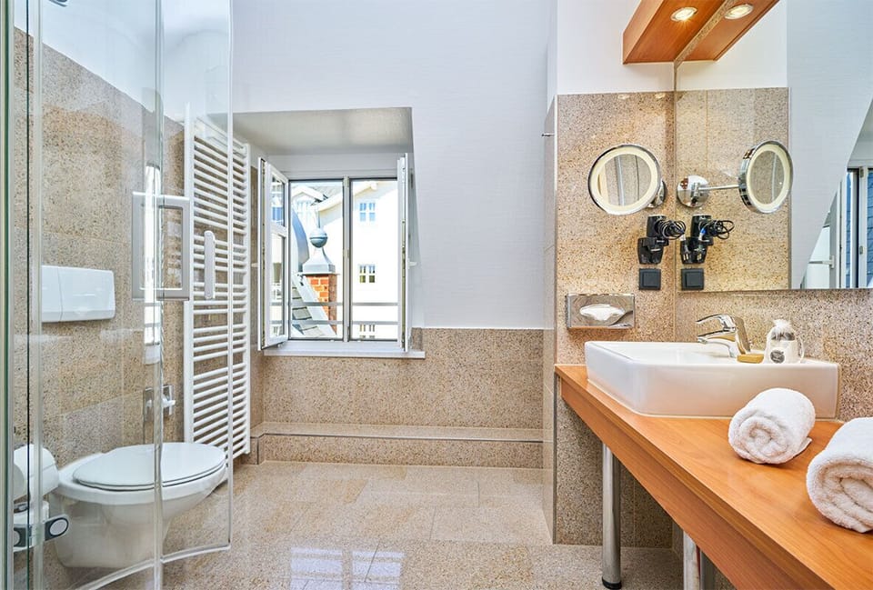Doppelzimmer mit Erker | Bathroom | Shower, free toiletries, hair dryer, towels