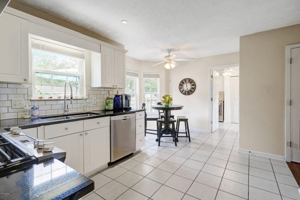 eat-in kitchen