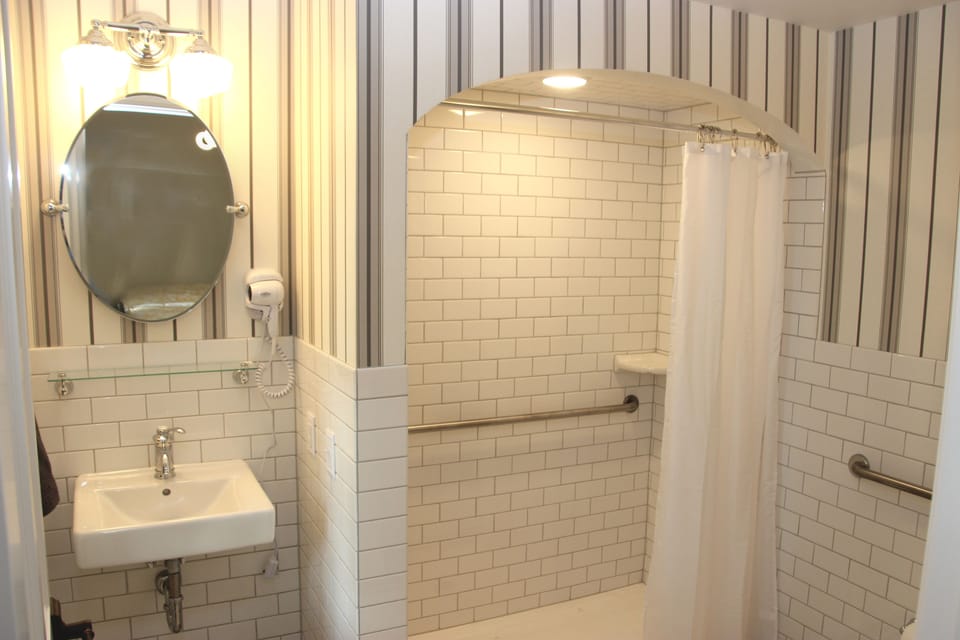 Economy Room | Bathroom | Shower, towels