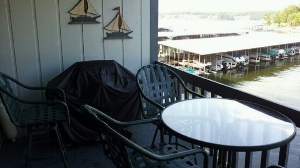 Private deck with electric grill and great lake view