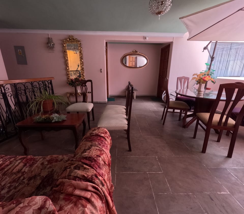 Family Double Room, 2 Twin Beds, Courtyard View | Living area