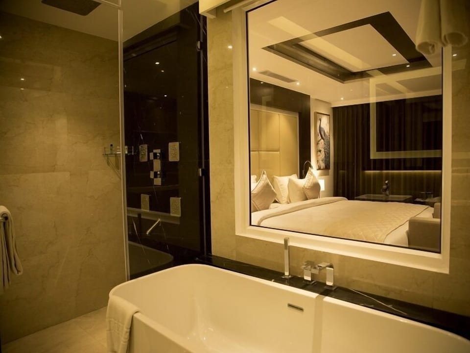 Presidential Suite | Bathroom | Free toiletries, slippers, towels, soap