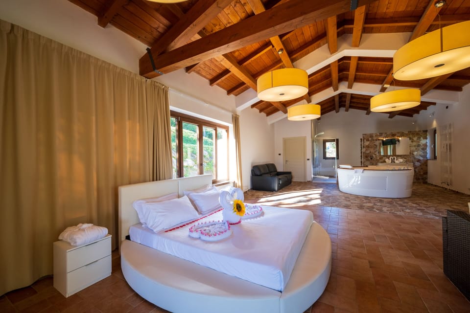 Suite, Hot Tub | Desk, WiFi (free), bed sheets