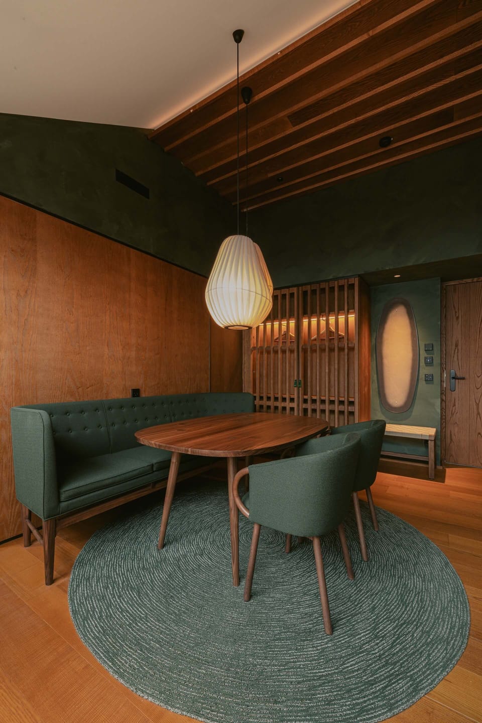 Executive Suite, Valley View | Living area | TV, books