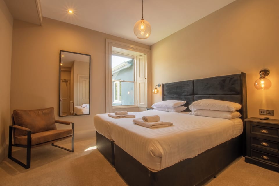 Deluxe Room, 1 King Bed | Iron/ironing board, free WiFi, bed sheets