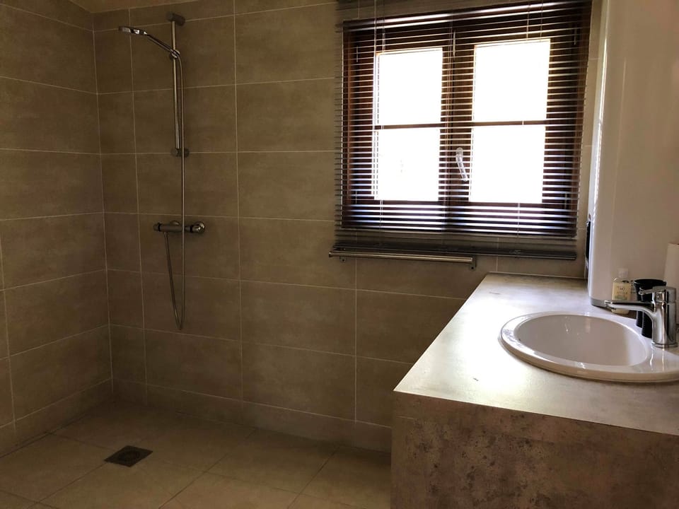 Panoramic Triple Room | Bathroom | Shower, rainfall showerhead, free toiletries, hair dryer