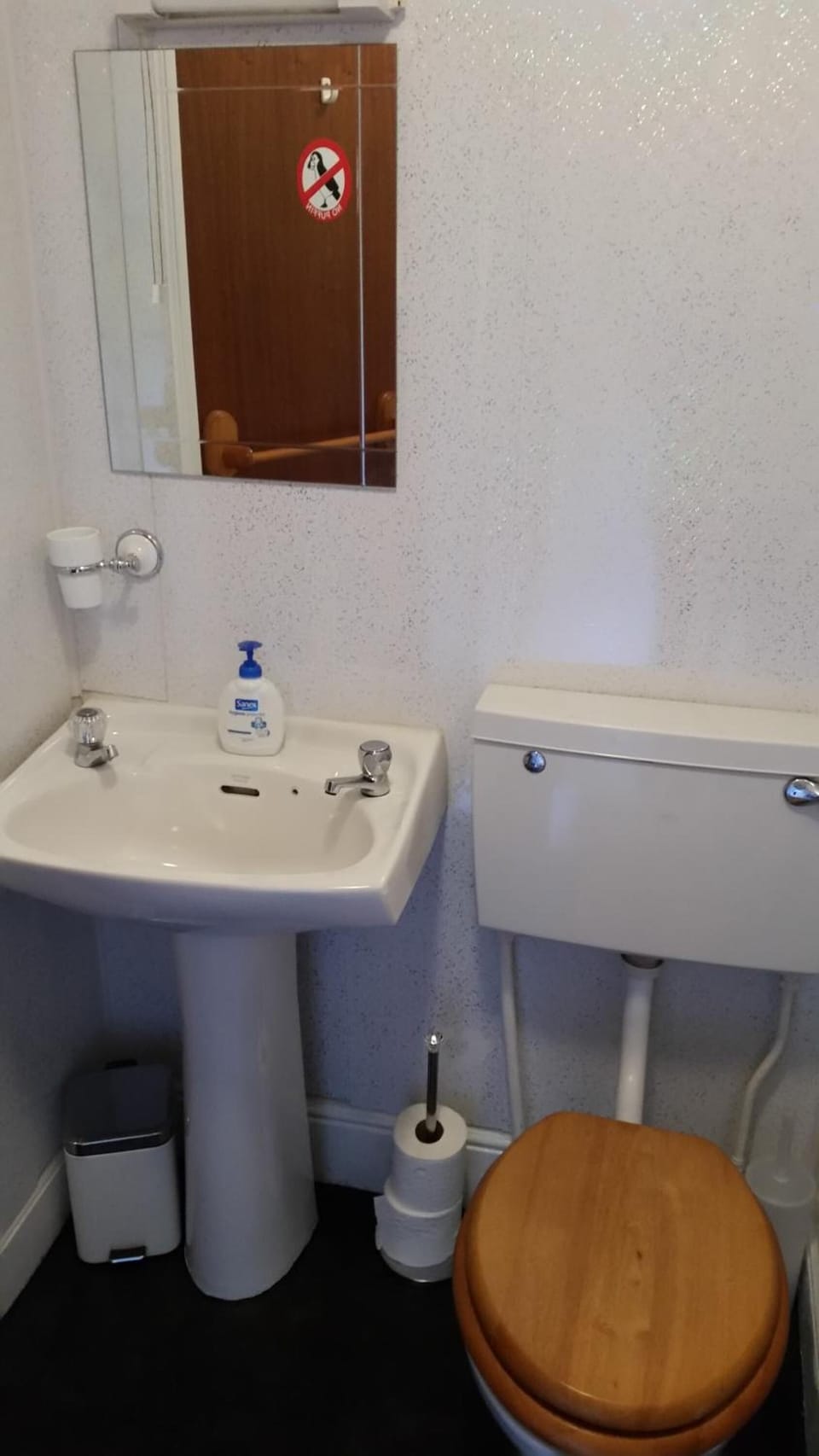 Shower, rainfall showerhead, free toiletries, hair dryer