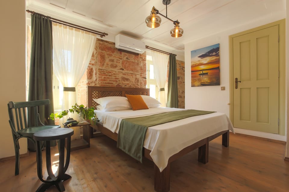 Deluxe Double Room | Desk, free WiFi, bed sheets