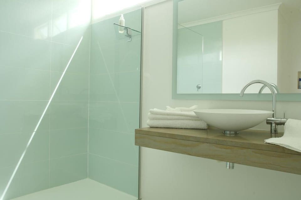 Standard Double/Twin Room with Sea View (5) | Bathroom | Free toiletries, hair dryer, towels