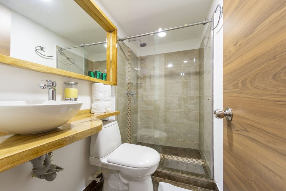 Standard Twin Room | Bathroom | Shower, towels