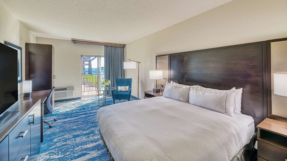 Hypo-allergenic bedding, down comforters, in-room safe, desk