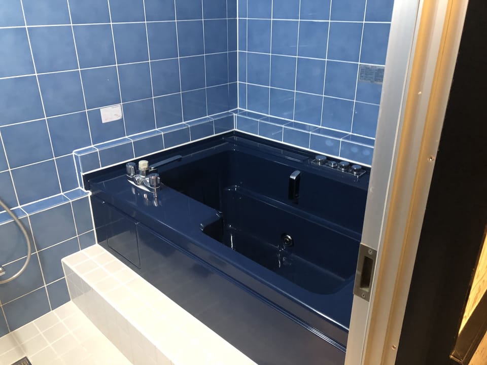 Run of House, Smoking | Bathroom | Separate tub and shower, free toiletries, hair dryer, slippers