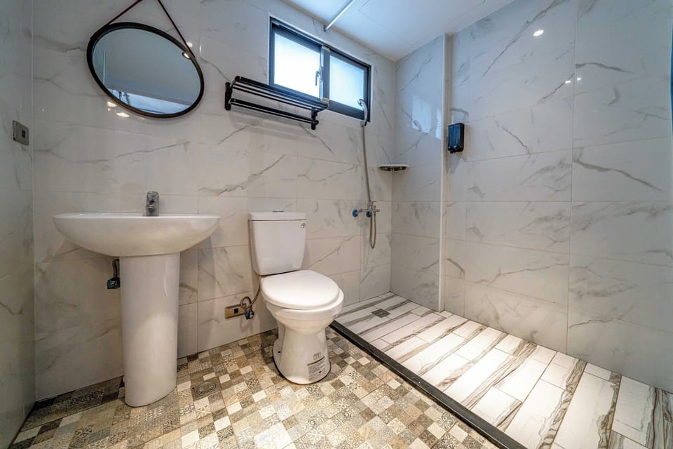 Shower, rainfall showerhead, free toiletries, hair dryer