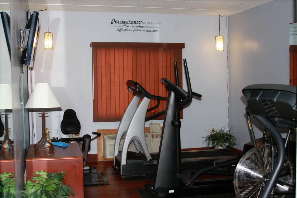 Gladstone Inn & Suites Hotel in Jamestown