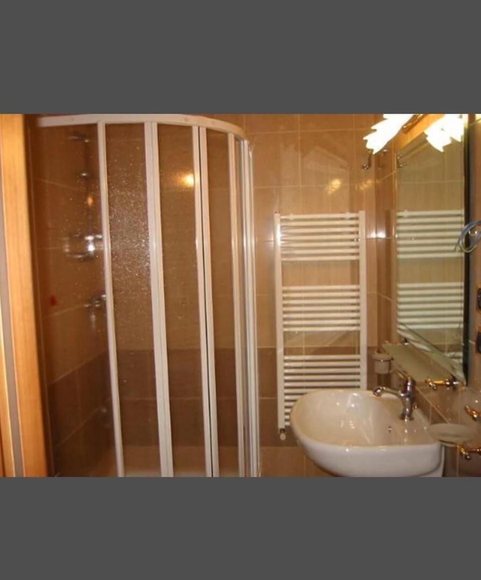 Shower, rainfall showerhead, free toiletries, hair dryer