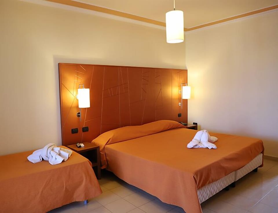 Triple Room | Blackout drapes, WiFi (free), bed sheets