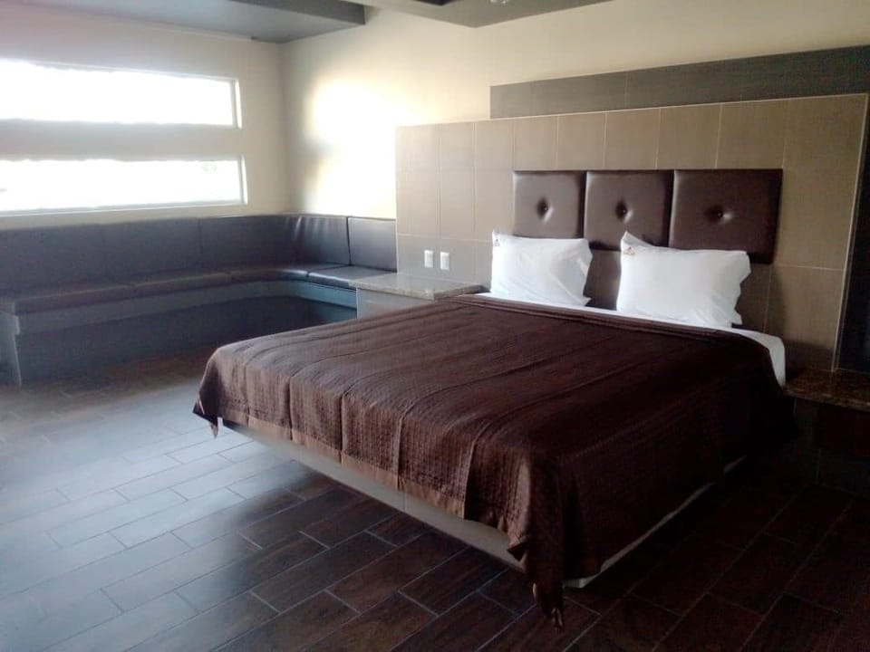 Suite, 1 King Bed | Free WiFi, bed sheets