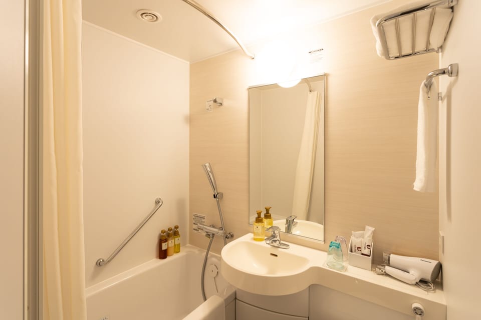 Combined shower/tub, eco-friendly toiletries, hair dryer, slippers