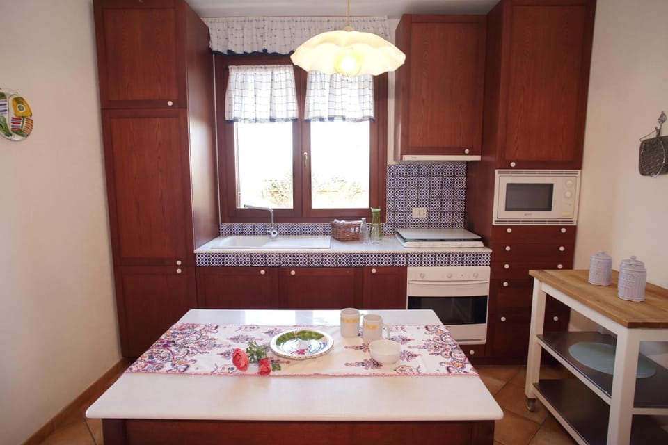 Coffee/tea maker, full-size fridge, microwave, oven