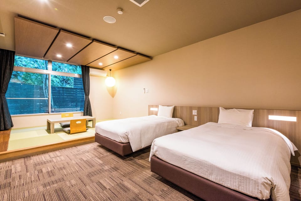 Superior Japanese-Western-Style Twin Room with 6 Tatami mats - Shared Bathroom - Non-Smoking | In-room safe, bed sheets
