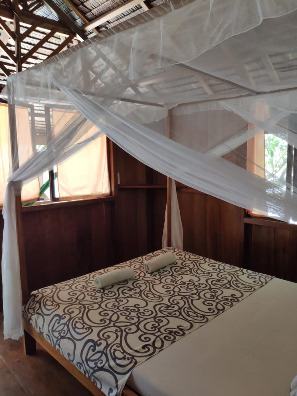 Desk, rollaway beds (surcharge), bed sheets
