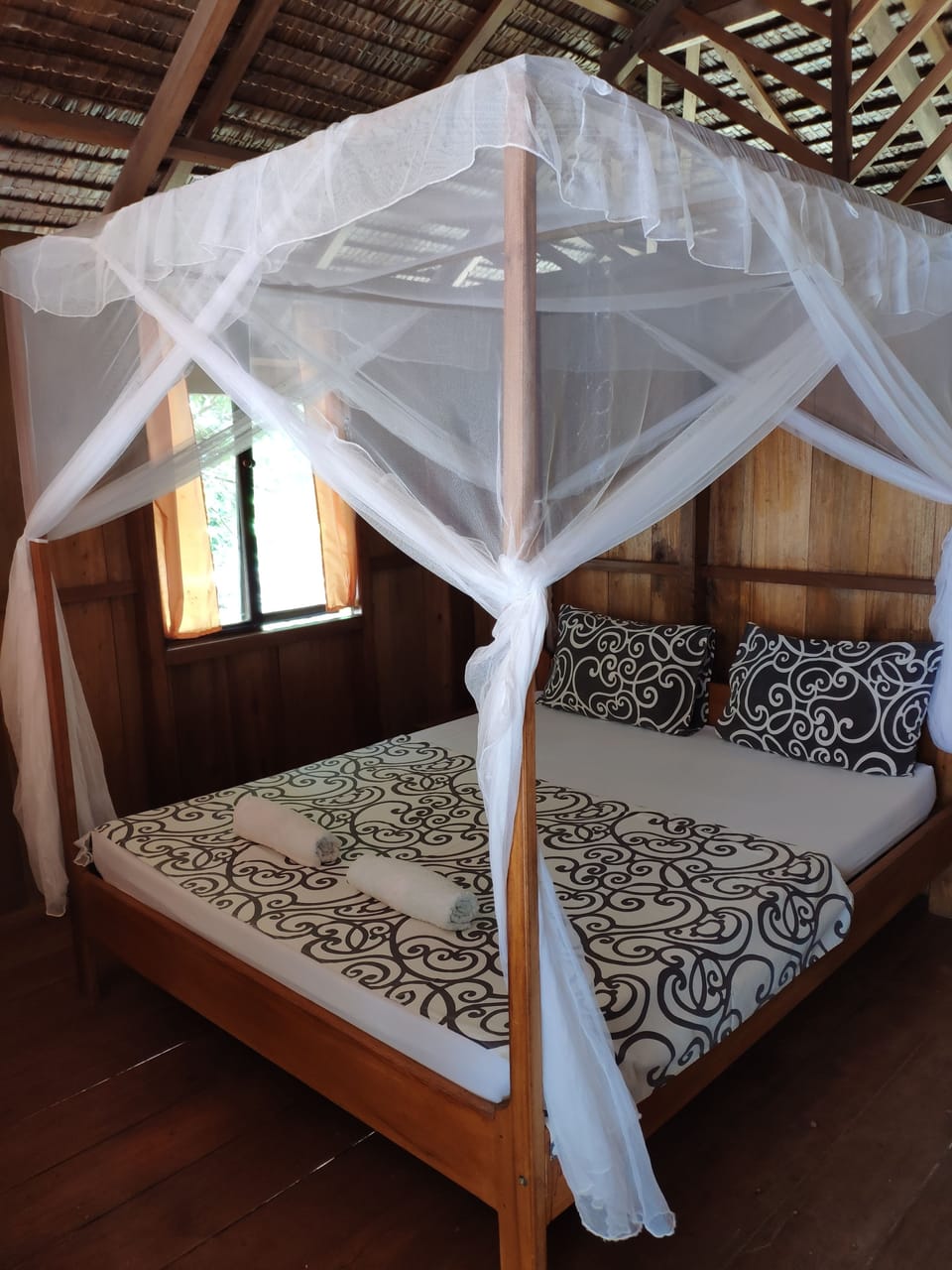 Desk, rollaway beds (surcharge), bed sheets