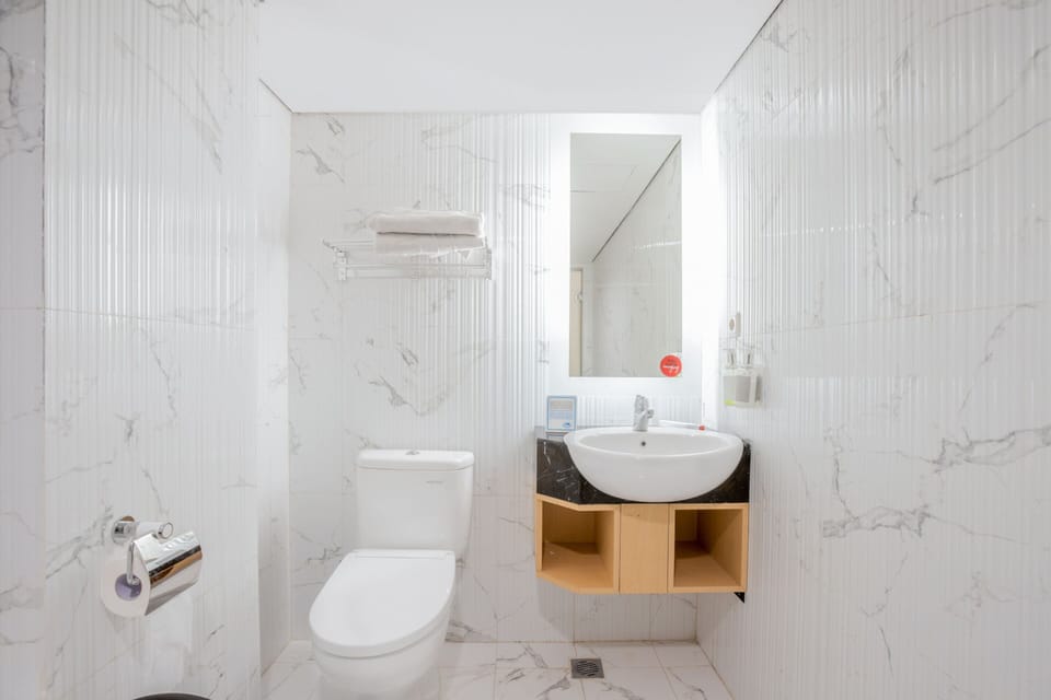 Deluxe Suite | Bathroom | Shower, free toiletries, towels, soap