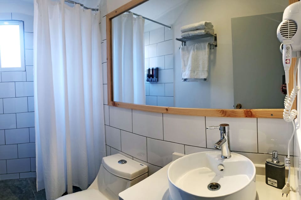 Combined shower/tub, rainfall showerhead, free toiletries, bathrobes