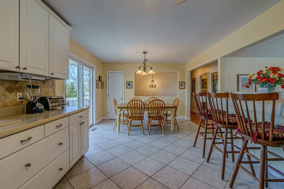 The open layout of the kitchen ensures you can cook and entertain effortlessly.