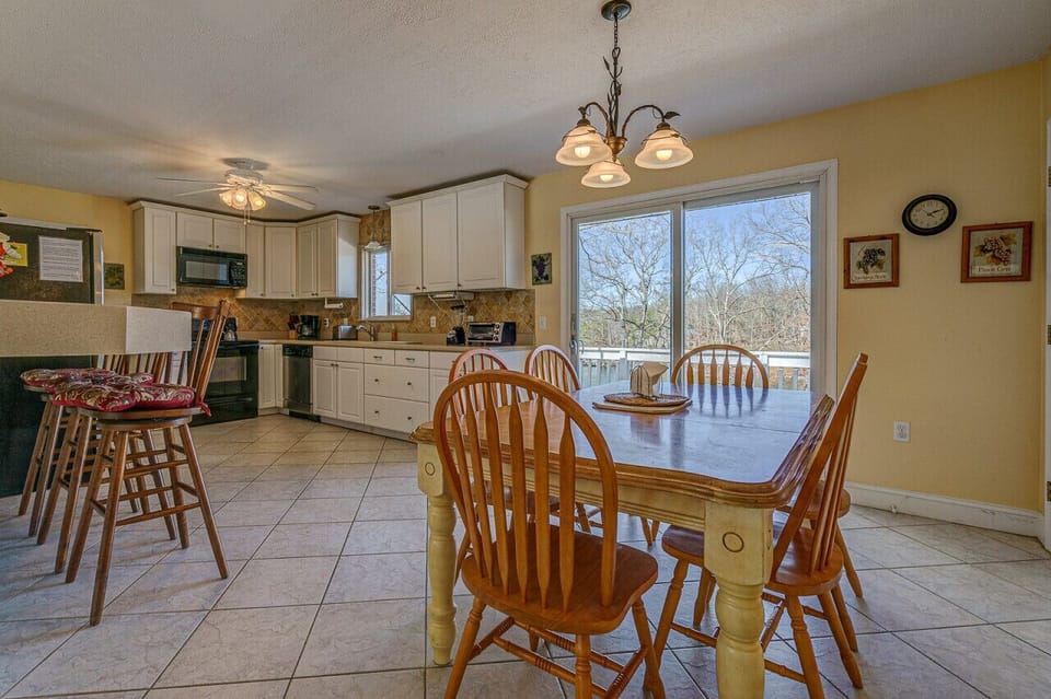 The open layout of the kitchen ensures you can cook and entertain effortlessly.