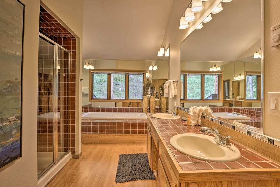 En-Suite Bathroom | Towels Provided