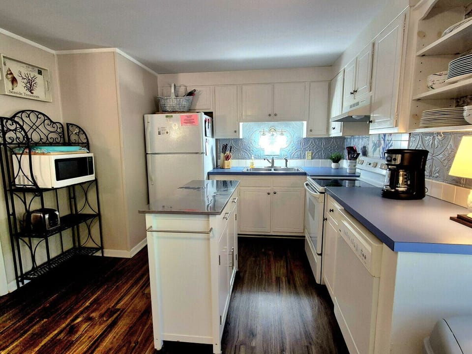 Cozy, well-organized kitchen for quick meals and gatherings.