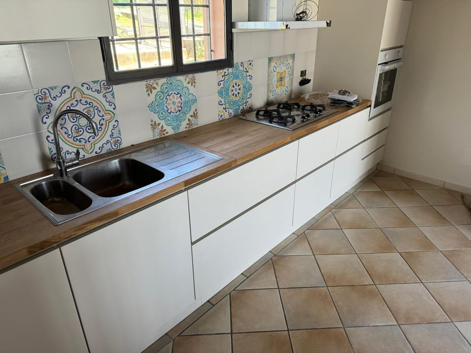 The kitchen has just been remade (april 2024) and now has a dishwasher