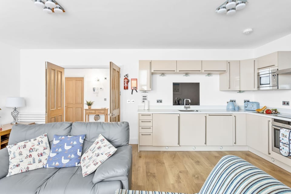 Kitchen space with fridge/freezer, washing machine, coffee machine - 4 At The Beach
