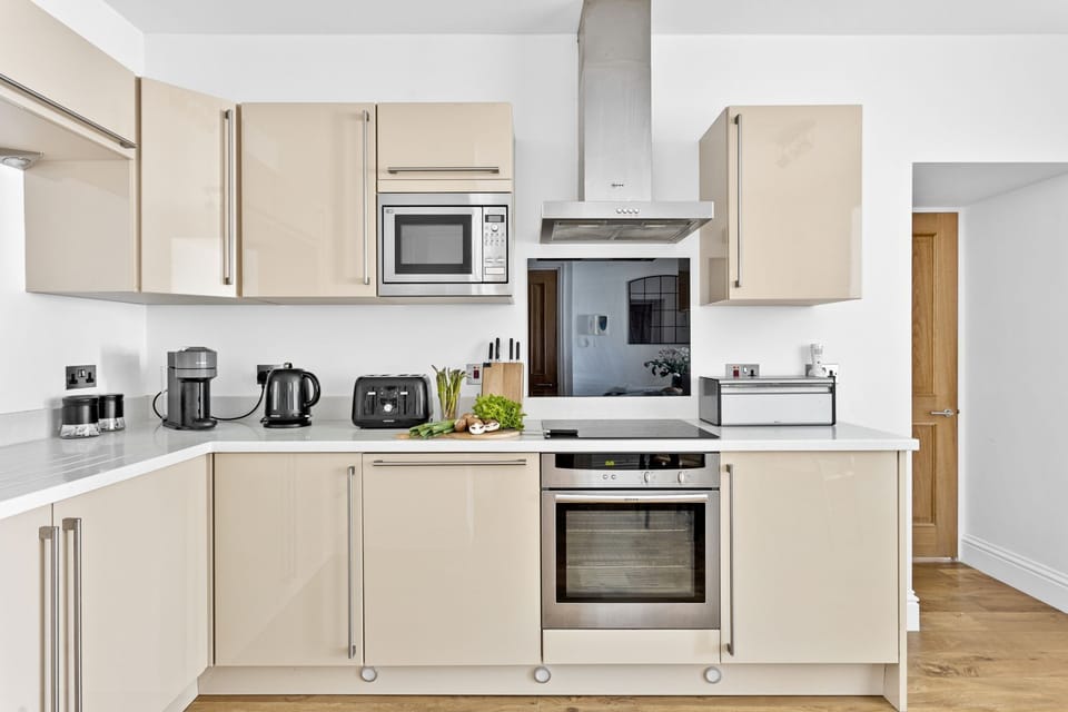 Kitchen equipped with oven, hob, fridge/freezer, tea and coffee facilities - 3 At the Beach
