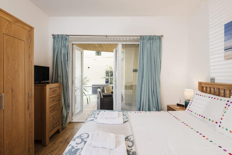 Master bedroom with access to patio, wardrobe - 5 At The Beach